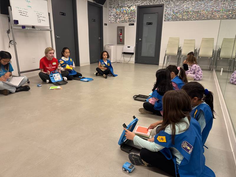 A Genius Gems instructor leads a Daisy troop through a robot lesson